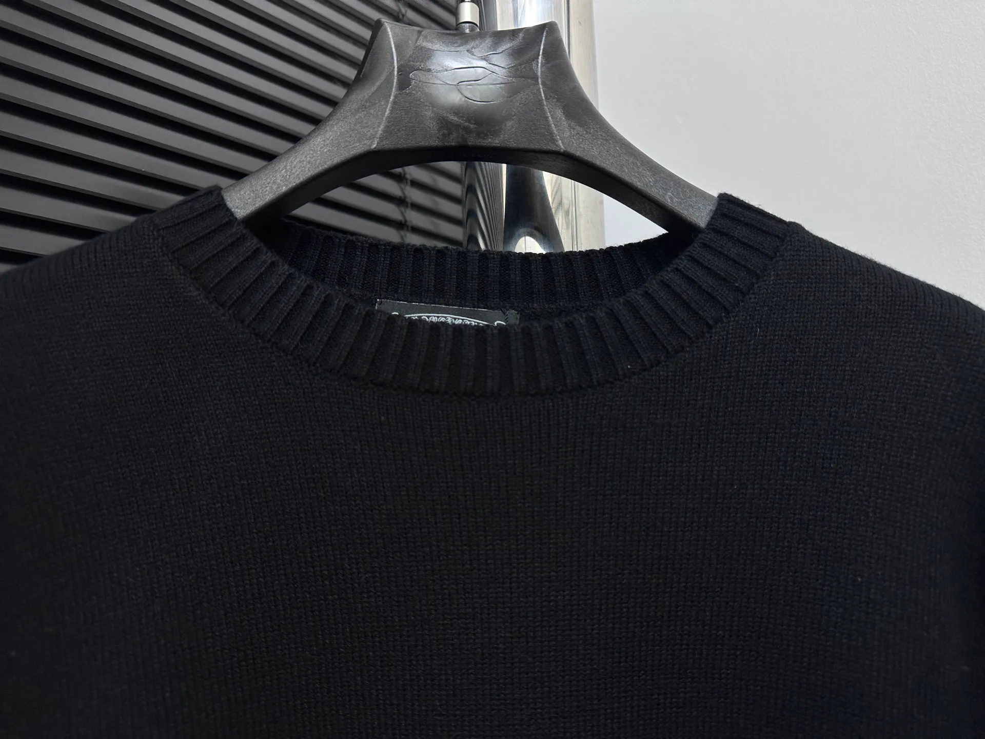 P250 [Chrome Hearts] Chrome Hearts' new cross-knitted jacquard appliquéd round-neck sweater. Contains 20% wool. The item is made of custom-dyed and custom-spun yarn, purchased from the original version. A full set of customized accessories. Details determine success or failure. A new model for autumn and winter. It is soft and delicate and does not tie the body. The upper body effect is very nice. Loose fit. Same style for men and women. Color: White Black Size: S-L